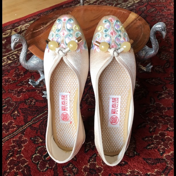 FU TAI XIN Champagne Pastels Floral Silken Embroidered Slip-Ons Chinese 240 US 7 - Picture 10 of 16